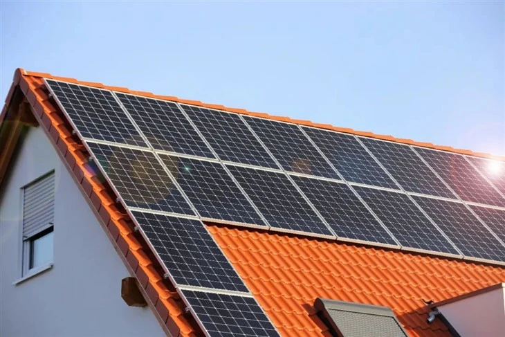 Solarni nosilec za poševno streho